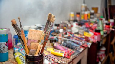 Sanatçının stüdyosu. Boya fırçaları closeup demet