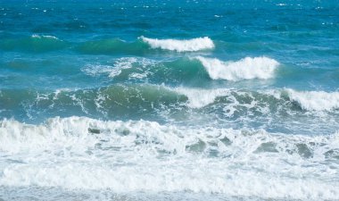 Dalgalar deniz üzerinde sıçramasına