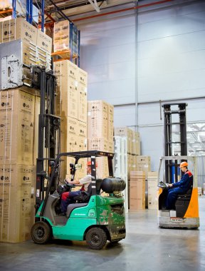 ambarda çalışan forklift yükleyici