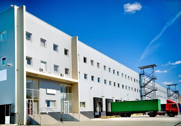 Cargo truck at warehouse building — Stock Photo, Image