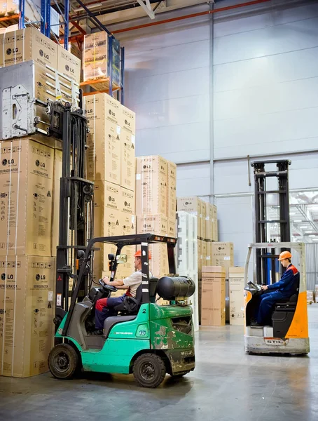 ambarda çalışan forklift yükleyici