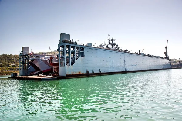 Bacino di carenaggio galleggiante con imbarcazioni da sbarco . — Foto Stock