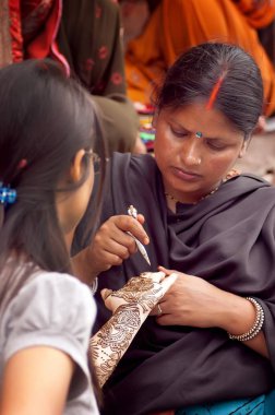 Varanasi, Hindistan - 24 Temmuz 2011: dövme yandan makyaj sanatçısı tarafından kına.