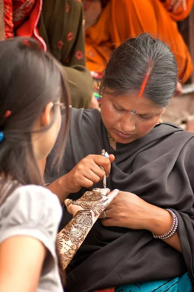Varanasi, Hindistan - 24 Temmuz 2011: dövme yandan makyaj sanatçısı tarafından kına.