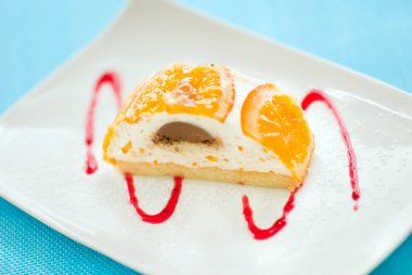 Portakal dilimleri ile lezzetli peynirli kek 