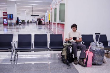 Bir havaalanında yolcu