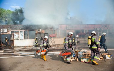 İtfaiyeciler bir büyük yangın söndürmek