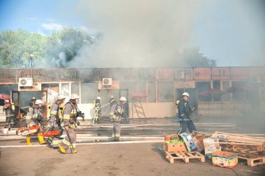 İtfaiyeciler bir büyük yangın söndürmek