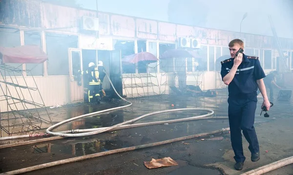 Firefighters extinguish a large fire — Stock Photo, Image