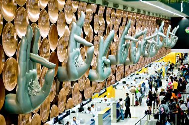 Yolcular check-in sırasında sayaçları geliyor