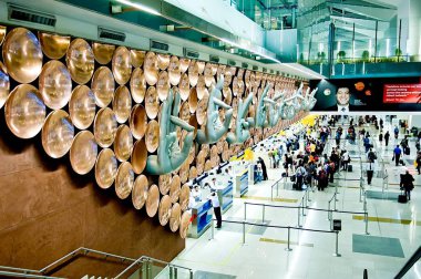 Yolcular check-in sırasında sayaçları geliyor 