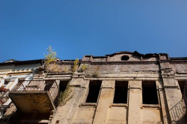 Issız ev terk