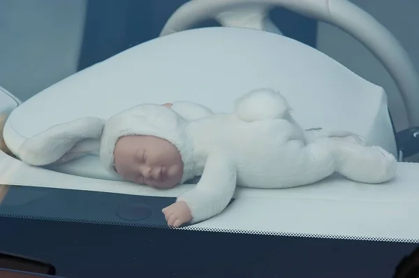 Muñeca bebé en el coche — Foto de Stock