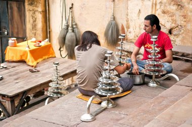 Kimliği belirsiz Hindu hacıları şamdanlar hazırlanıyor 