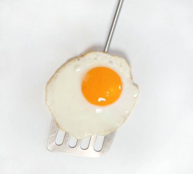 Sahanda yumurta üzerinde metal bir spatula