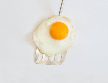 Metal spatula üzerinde kızarmış yumurta yakın çekim