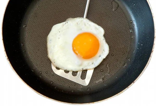 Spiegelei in einer Metallpfanne — Stockfoto