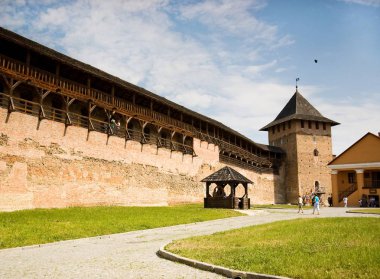 Lubart'ın Kalesi turist ziyaret ediyor