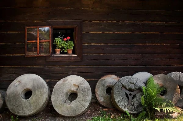 Diferentes piedras de molino en pueblo — Foto de Stock