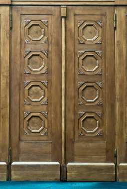 Kahverengi ahşap kapı