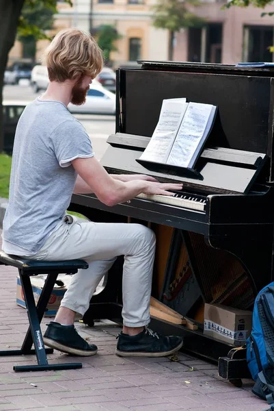 Kimliği belirsiz bir piyano çalış