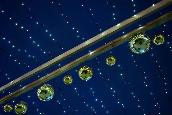 Kranz mit Weihnachtskugeln aufhängen — Stockfoto