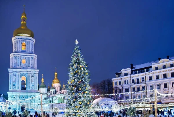 Piękny widok na Boże Narodzenie na placu Sophia w Kijów, Ukraina. — Zdjęcie stockowe