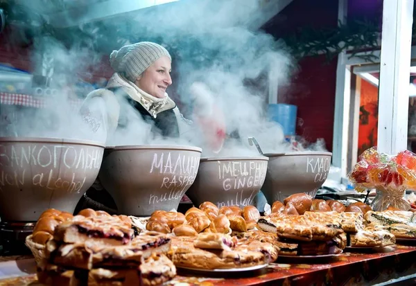 Frau verkauft Glühwein — Stockfoto