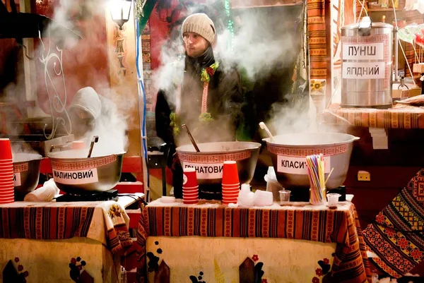 Mann verkauft Glühwein — Stockfoto