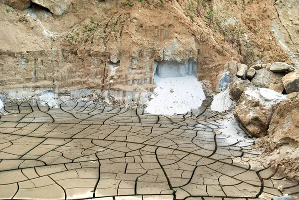 Terre argileuse fissurée dans la saison sèche — Photo