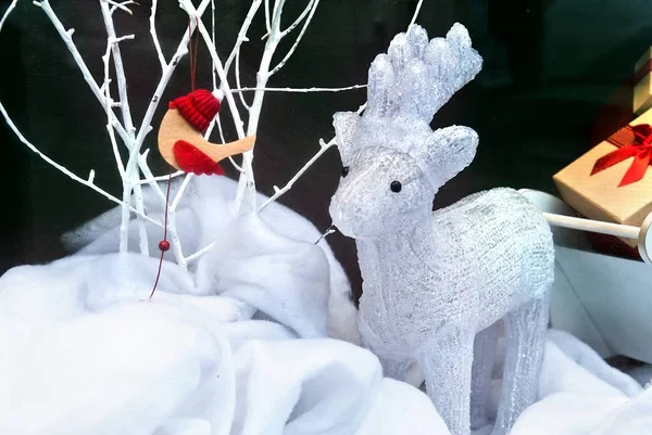 Beyaz Noel Baba'nın oyuncak geyik — Stok fotoğraf