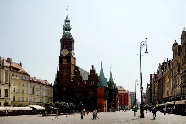 Рыночная площадь и Вроцлавская ратуша — стоковое фото