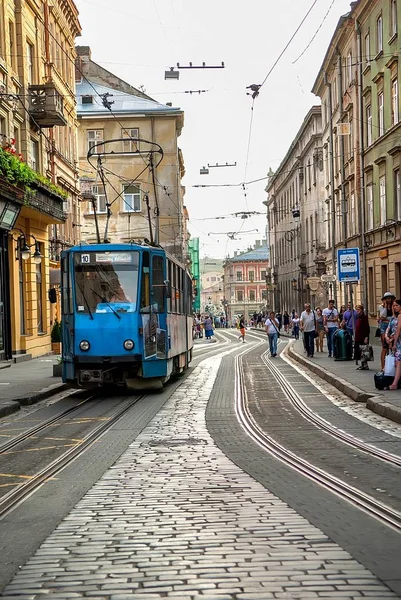 Старый трамвай на улице — стоковое фото