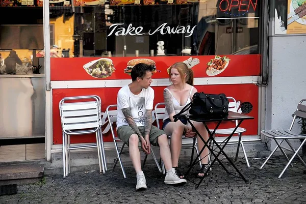 Молодой человек и женщина в уличном ресторане — стоковое фото