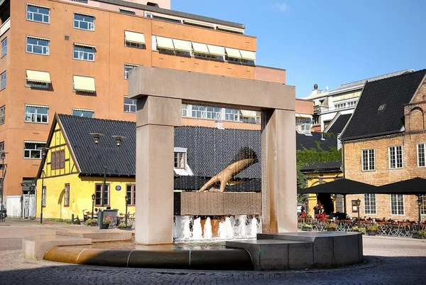 Oslo elinde Kral heykeli