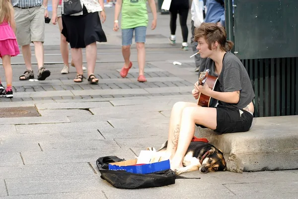 Музыкант играет на деньги на улице — стоковое фото