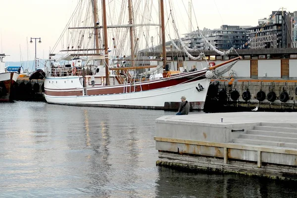 Barcos e iates em Porto de Oslo — Fotografia de Stock