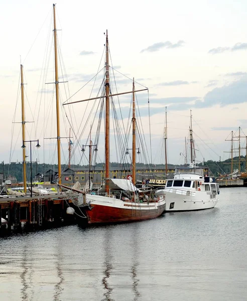 Barcos e iates em Porto de Oslo — Fotografia de Stock