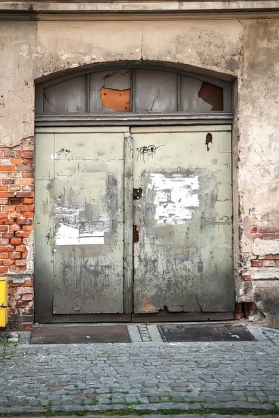 古い木製のアーチ型のドア — ストック写真