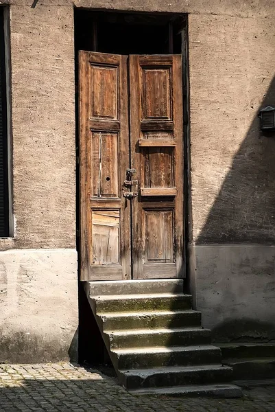 Старая обветшалая дверь — стоковое фото