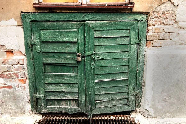 古いセラーのドア — ストック写真
