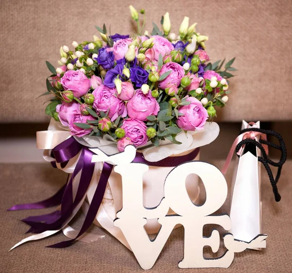 Flower bouquet and love letters — Stock Photo © Alisa24 149956862