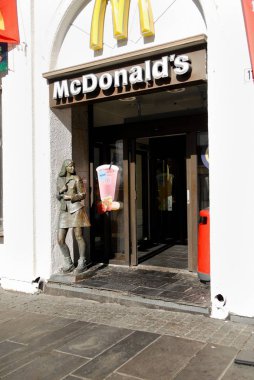 Kızın bronz heykel