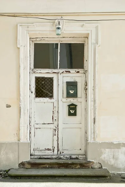Weiße Holztür mit Briefkasten und Laterne — Stockfoto