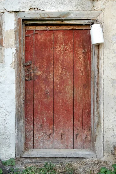 Ρουστίκ ξύλινη πόρτα του αχυρώνα με λευκό γάλα μπορεί — Φωτογραφία Αρχείου