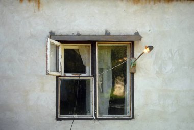 Duvar lamba ve beyaz beyaz pencere maruz