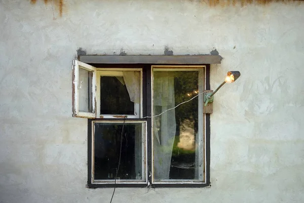 Ventana blanca con lámpara y pared blanca vista —  Fotos de Stock