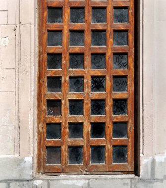 eski ahşap kapı cam pencereli