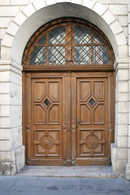 Bina cephesinde büyük meşe kapı