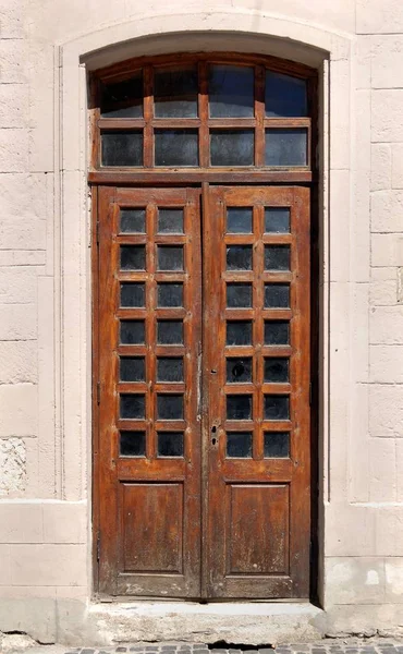 Старая деревянная дверь со стеклянными окнами — стоковое фото